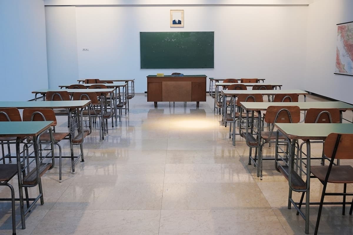 Salle de classe en arabe, symbole de l'apprentissage de la langue